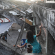 Una niña juega en la favela que se encuentra a poco más de un kilómetro del estado Maracaná (Foto: Getty).